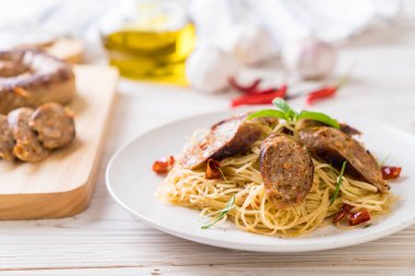 Sai Aua (Notrhern Tay baharatlı sucuk ile tavada kızartılmış spagetti)