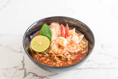 Karidesli baharatlı hazır şehriye çorbası.