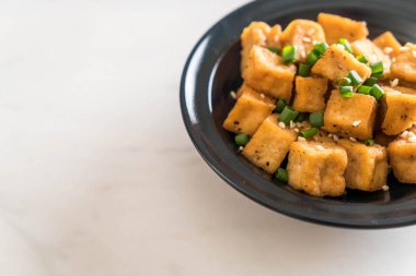 Kızarmış Tofu susam bir kase