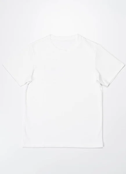 T-shirt branca isolada — Fotografia de Stock