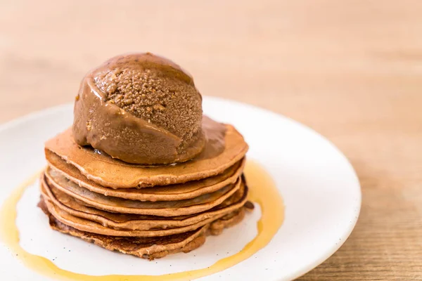 Pfannkuchen mit Schokoladeneis — Stockfoto