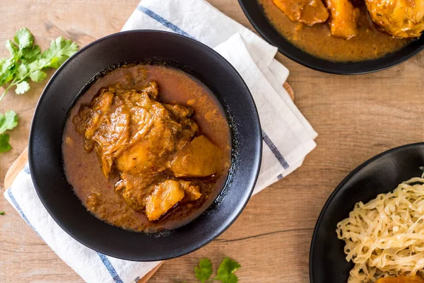 Kyckling Massaman currypasta med nudel — Stockfoto