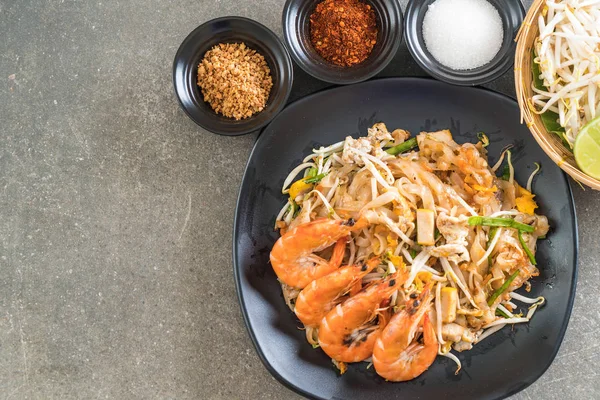 Thai gebratene Nudeln "Pad Thai" mit Garnelen — Stockfoto