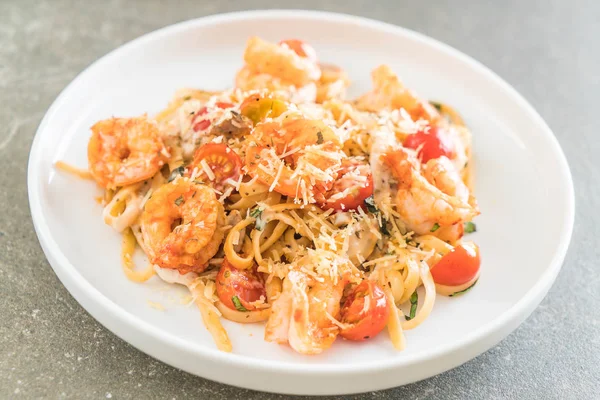 Spagetti karides, domates, fesleğen ve peynir ile 