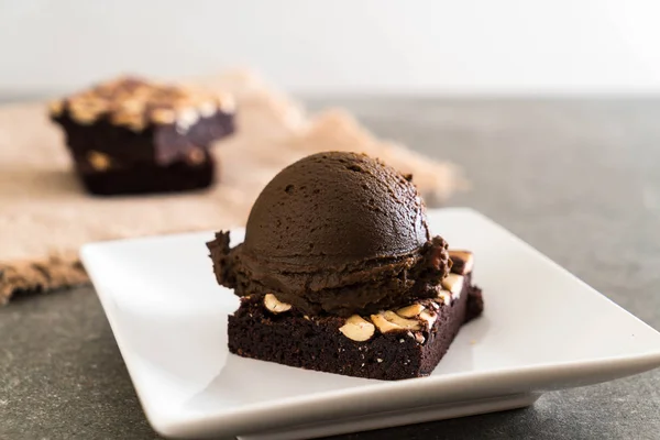 Chocolate brownies with chocolate ice cream — Stock Photo, Image