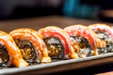 taze Çiğ somon suşi roll