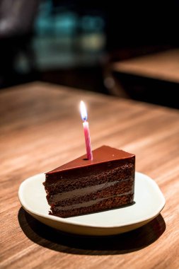 doğum günü mumlarımı ile çikolatalı kek