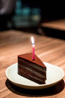 doğum günü mumlarımı ile çikolatalı kek