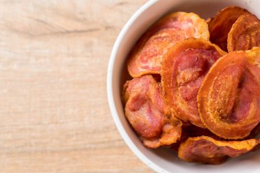 Kızarmış gevrek domuz pastırması