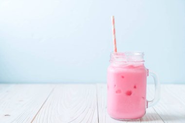 pembe çilek milkshake