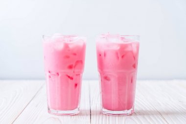 pembe çilek milkshake