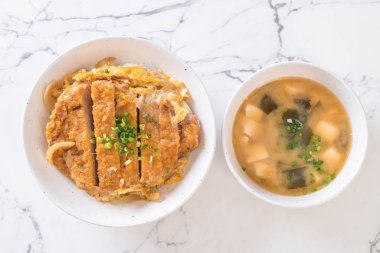 Kızarmış domuz pirzola tabağı (Katsudon)