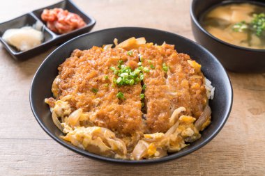 Kızarmış domuz pirzola tabağı (Katsudon)