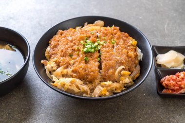 Kızarmış domuz pirzola tabağı (Katsudon)