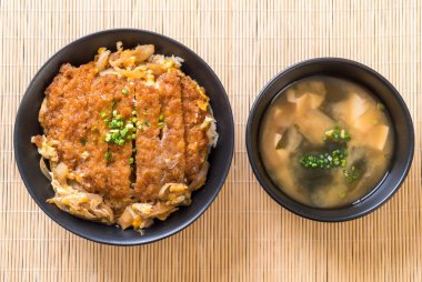 Kızarmış domuz pirzola tabağı (Katsudon)