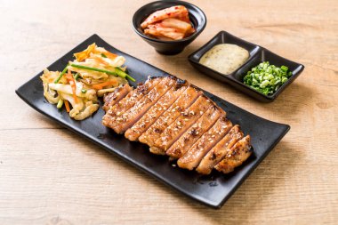 sebze ile dilimlenmiş domuz biftek ızgara 