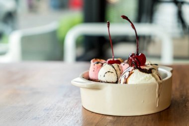 pişmiş hatmi ve dondurma ile çikolatalı kek