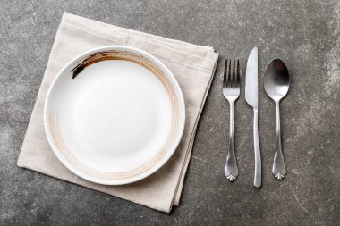 boş tabak kaşık çatal ve bıçak