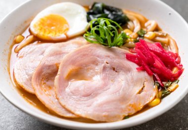 Baharatlı miso udon ramen noodle domuz eti ile