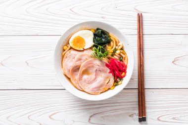 Baharatlı miso udon ramen noodle domuz eti ile