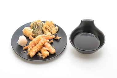 karides tempura (hırpalanmış kızarmış karides) beyaz arka plan üzerinde