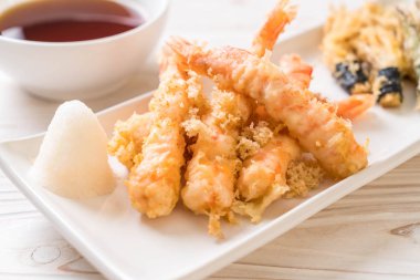 sebzeli karides tempura (hırpalanmış kızarmış karides)