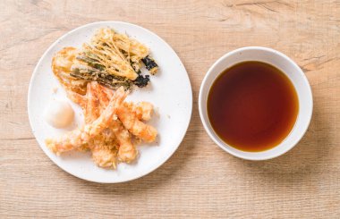 sebzeli karides tempura (hırpalanmış kızarmış karides)