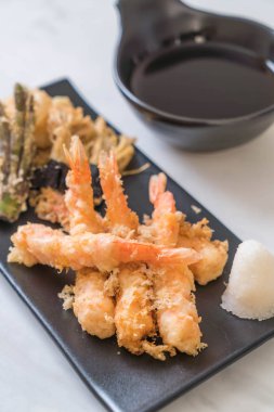 sebzeli karides tempura (hırpalanmış kızarmış karides)