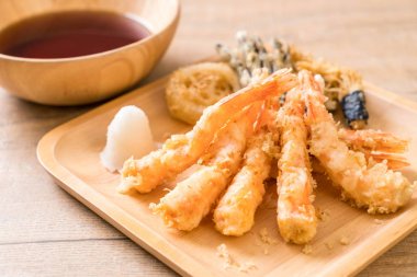 sebzeli karides tempura (hırpalanmış kızarmış karides)