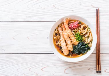 Udon ramen noodle ile karides tempura 