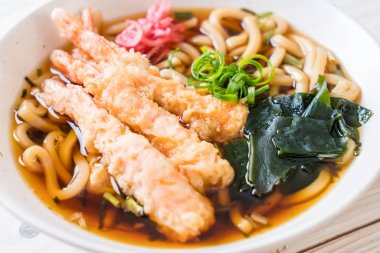Udon ramen noodle ile karides tempura 