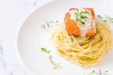 Kızarmış som balığı spagetti