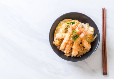 kızarmış karides tempura üzerinde pirinç kase tepesinde