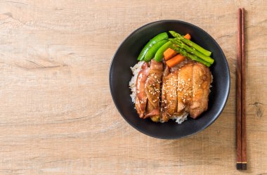 Teriyaki tavuk pilav kasesi