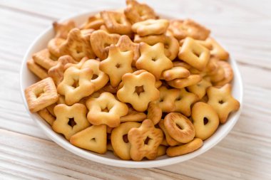 kahve ile bisküvi kraker