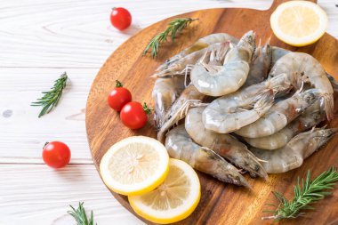 Tahtada çiğ karides ya da karides.