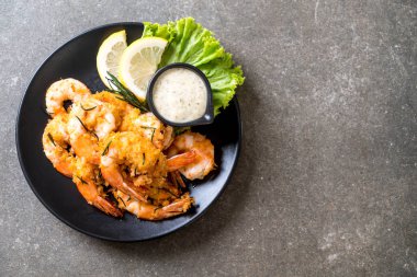 Soslu kızarmış karides.