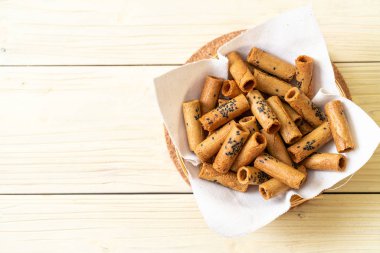 Taylandlı çıtır Hindistan cevizi rulo