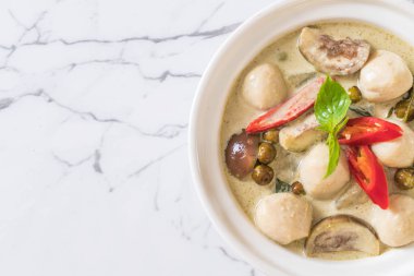 Balık topu ile yeşil köri