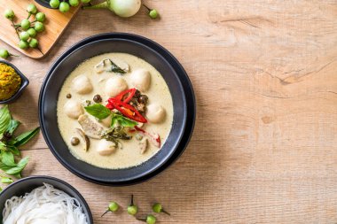 Balık topu ile yeşil köri