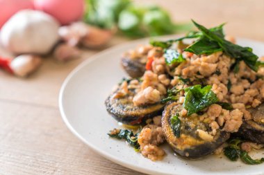 Tavada kızartılmış yüzyıl yumurta ve kutsal fesleğen yaprakları ile kıyılmış domuz eti