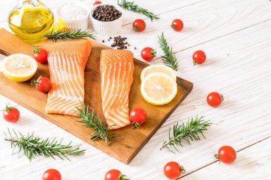 Limon domates Biberiye Biber ve tuz ile Çiğ somon fileto 