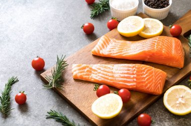 Limon domates Biberiye Biber ve tuz ile Çiğ somon fileto 