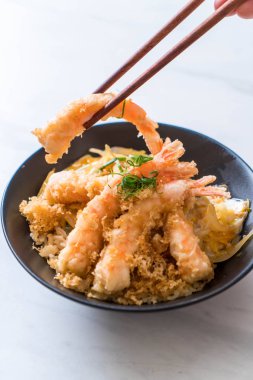 kızarmış karides tempura üzerinde pirinç kase tepesinde