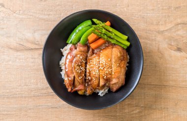 Teriyaki tavuk pilav kasesi