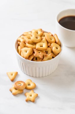 kahve ile bisküvi kraker