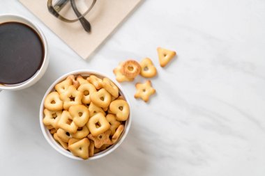 kahve ile bisküvi kraker