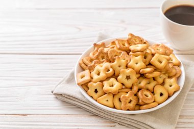 kahve ile bisküvi kraker