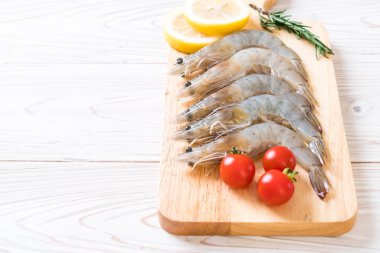 Tahtada çiğ karides ya da karides.