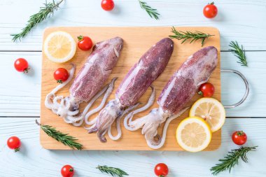 taze ahtapot veya mürekkep ahşap tahta üzerinde ham